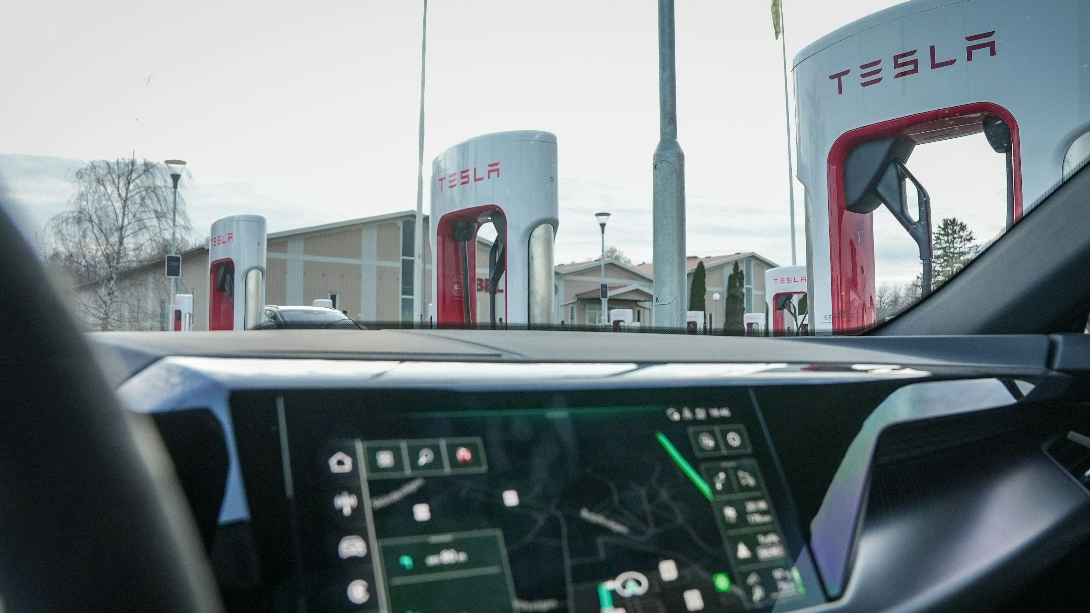 Stor utbyggnad av Tesla-laddare i Sverige under 2024